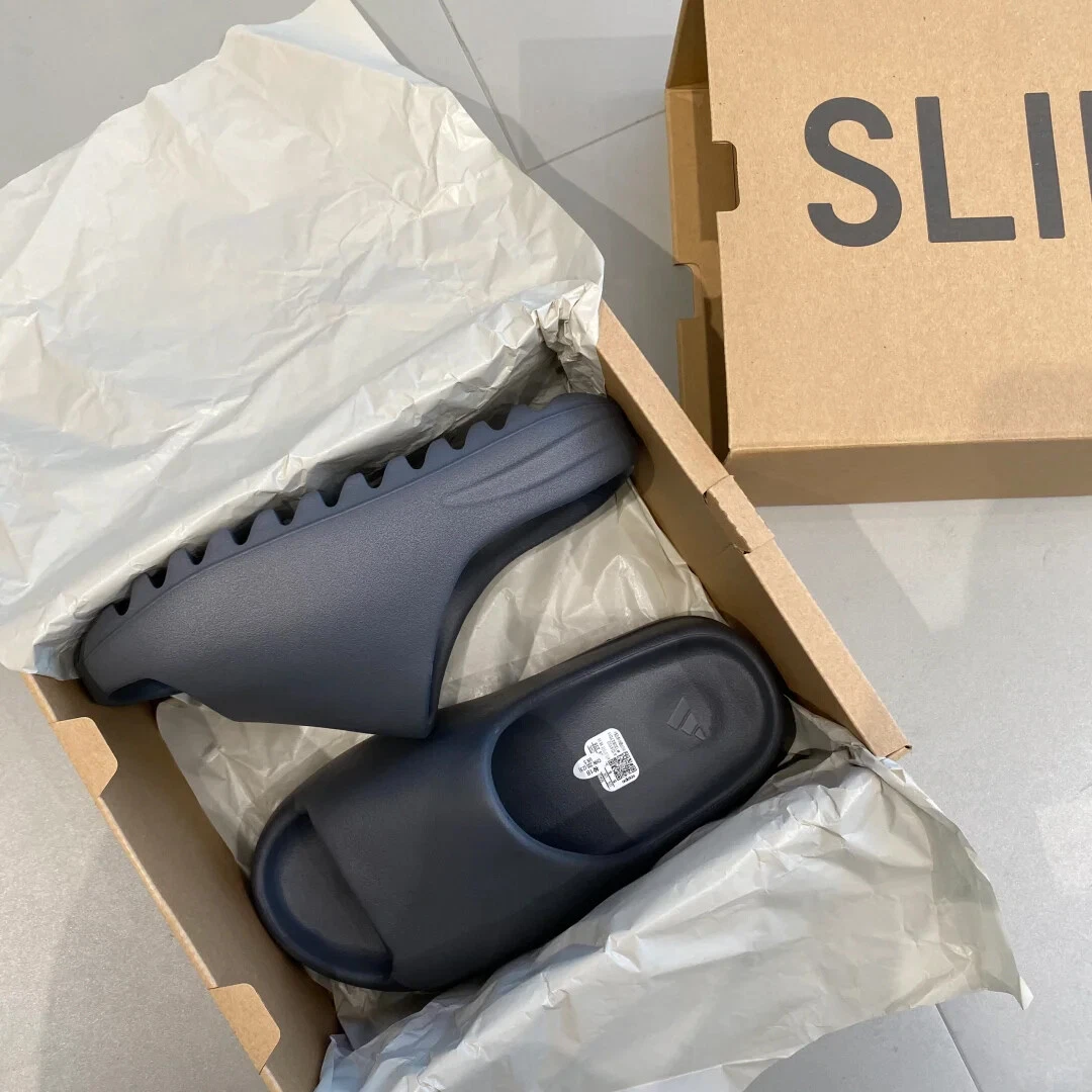 Yeezy Slides - Onyx/Bone/Salt